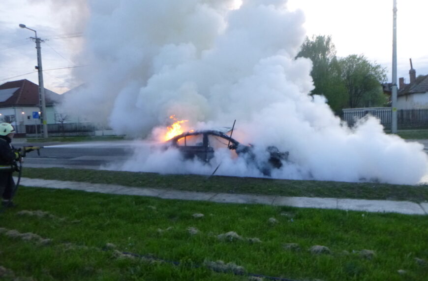 Lángoló autóhoz és szabadtéri tüzekhez riasztották a somogyi tűzoltókat