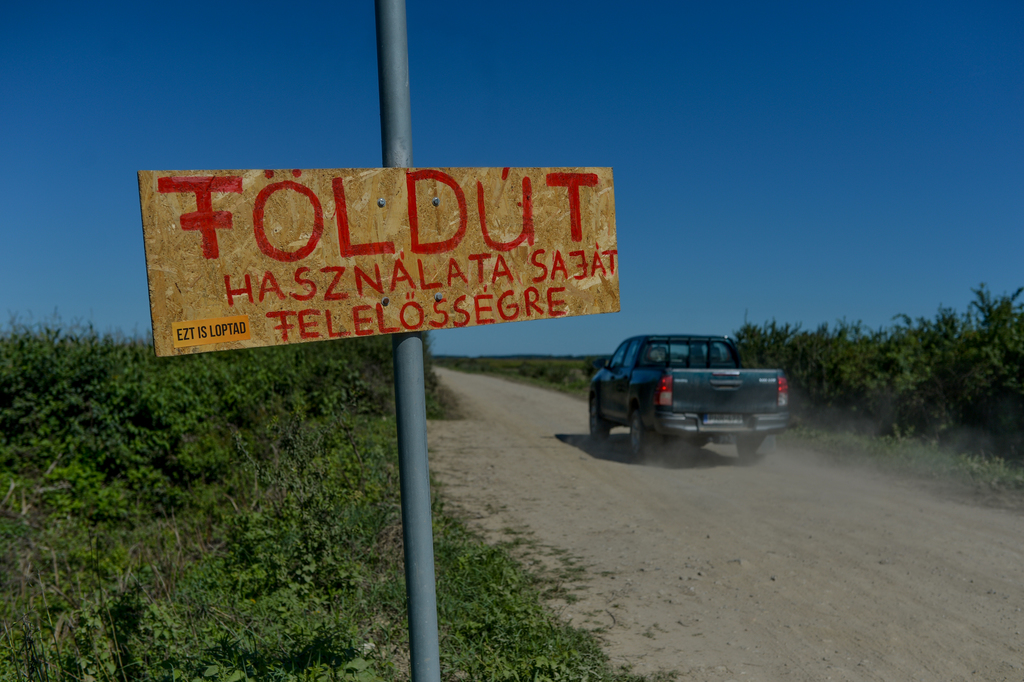 A leszakadt Rinya-híd Segesdnél, az elkerülő földút és a munkálatok Beleg környékén (26 / 8. kép)