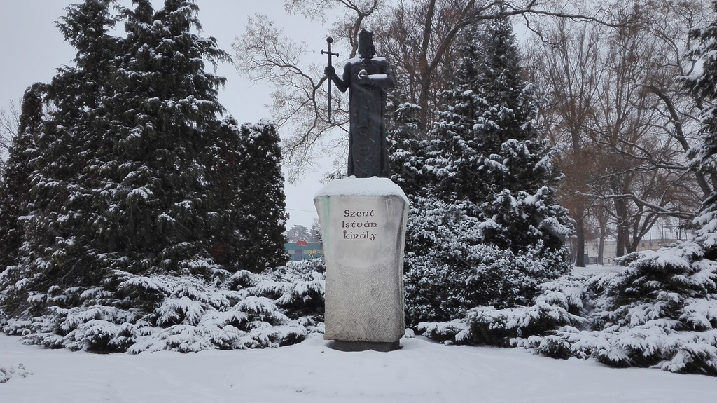 Szent István királyunk koronáját is néhány centi hóréteg takarja