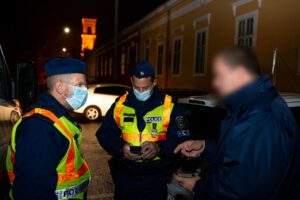Rendőrségi ellenőrzés a kijárási tilalom első estéjén Nagyatádon. Fotók: Röhrig Dániel