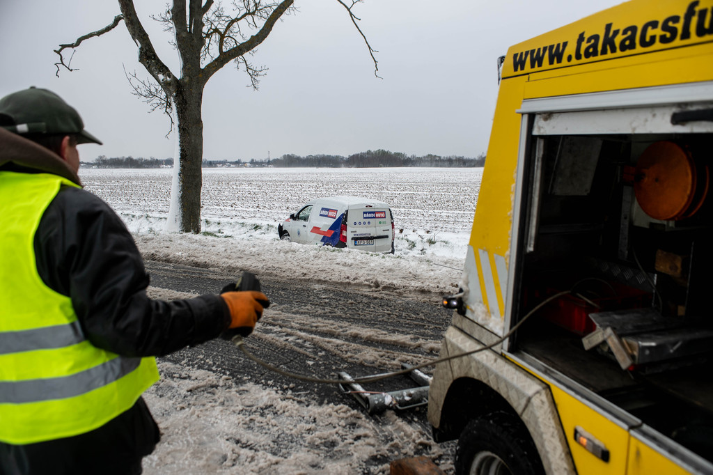 Több baleset is történt a lábodi úton a hóátfúvás miatt (9 / 7. kép)