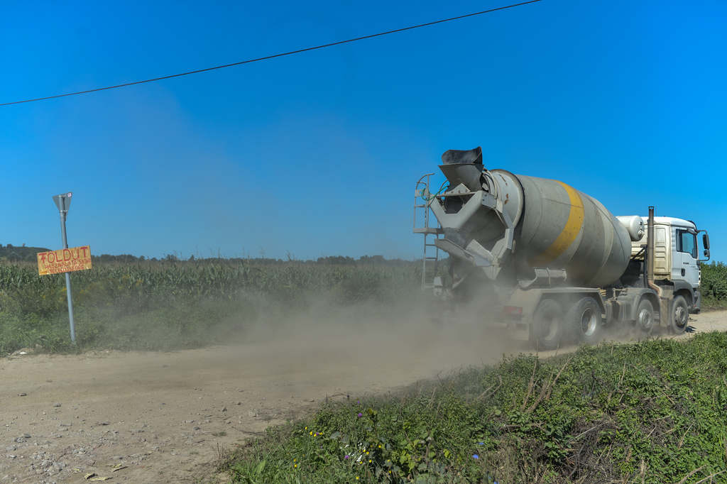 A leszakadt Rinya-híd Segesdnél, az elkerülő földút és a munkálatok Beleg környékén (26 / 9. kép)