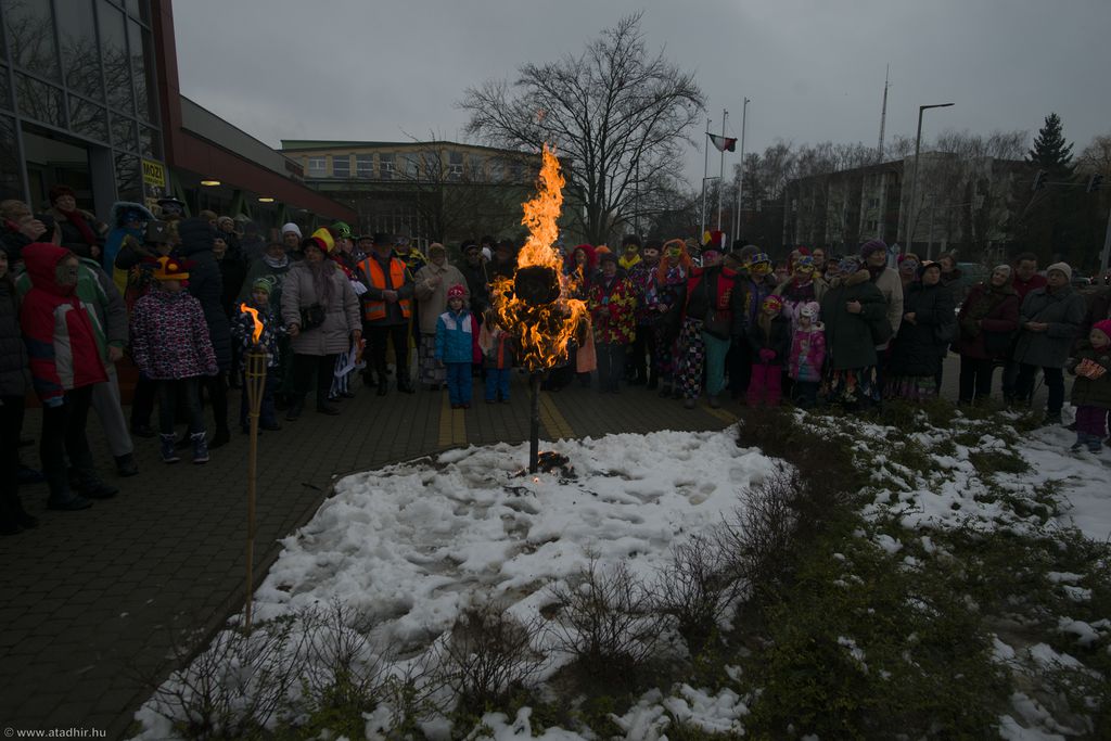 Elégették minden baj jelképét (85 / 8. kép)