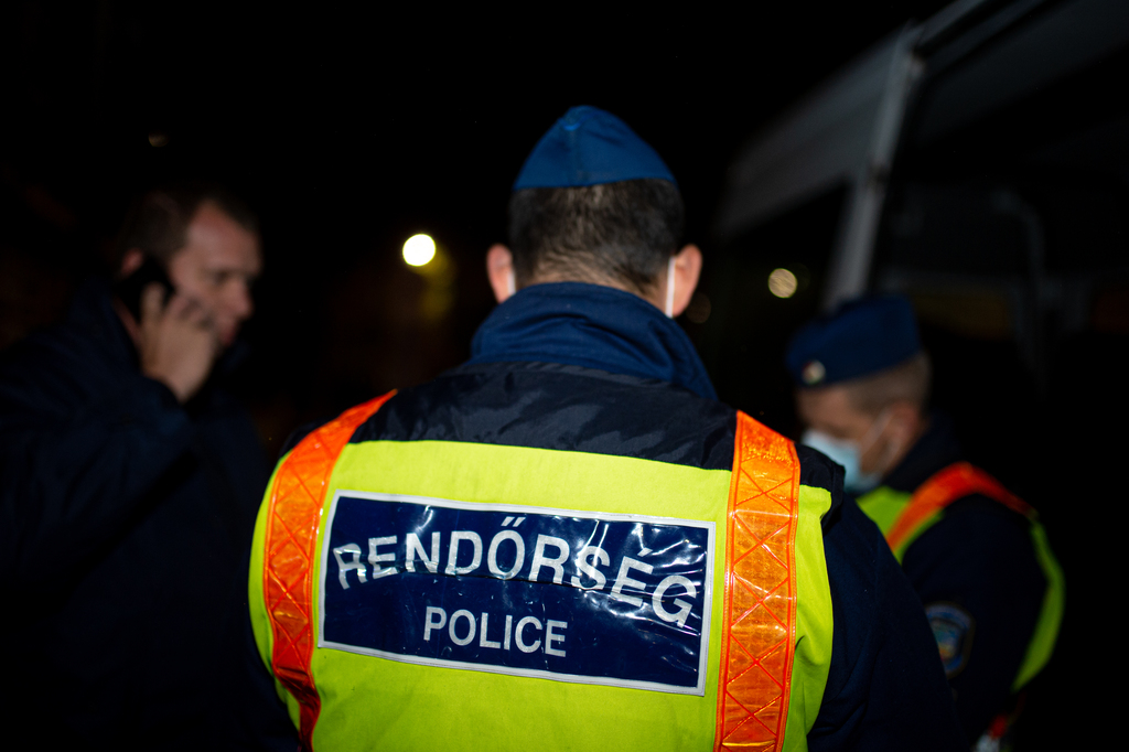 Rendőrségi ellenőrzés a kijárási tilalom első estéjén Nagyatádon. Fotók: Röhrig Dániel (10 / 9. kép)