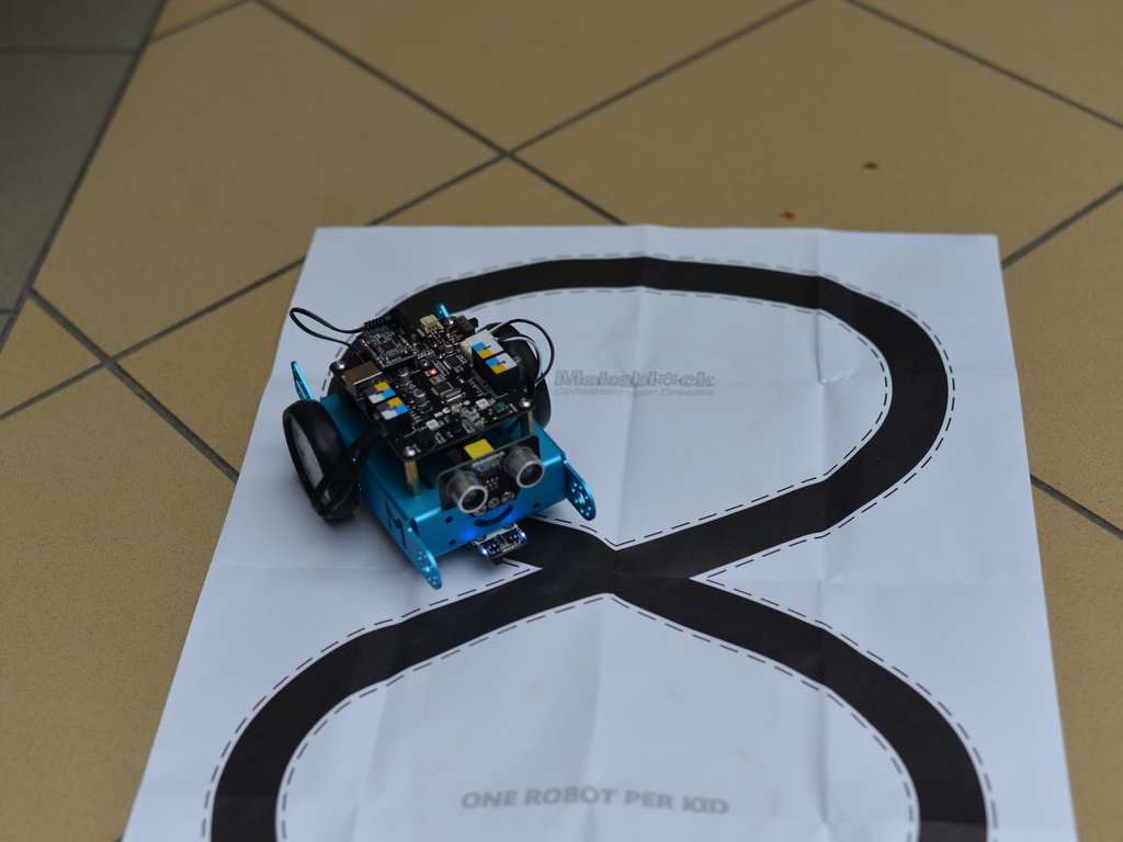 Informatika szakos tanulók épp robotokat programoznak (48 / 9. kép)