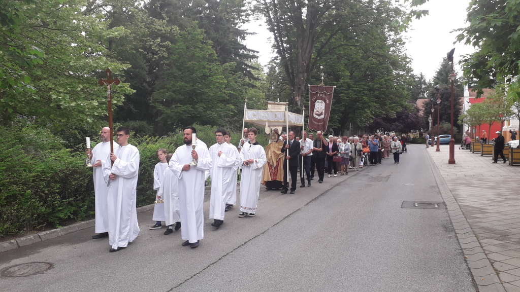 A körmenet továbbindul a templomtól a második sátorhoz