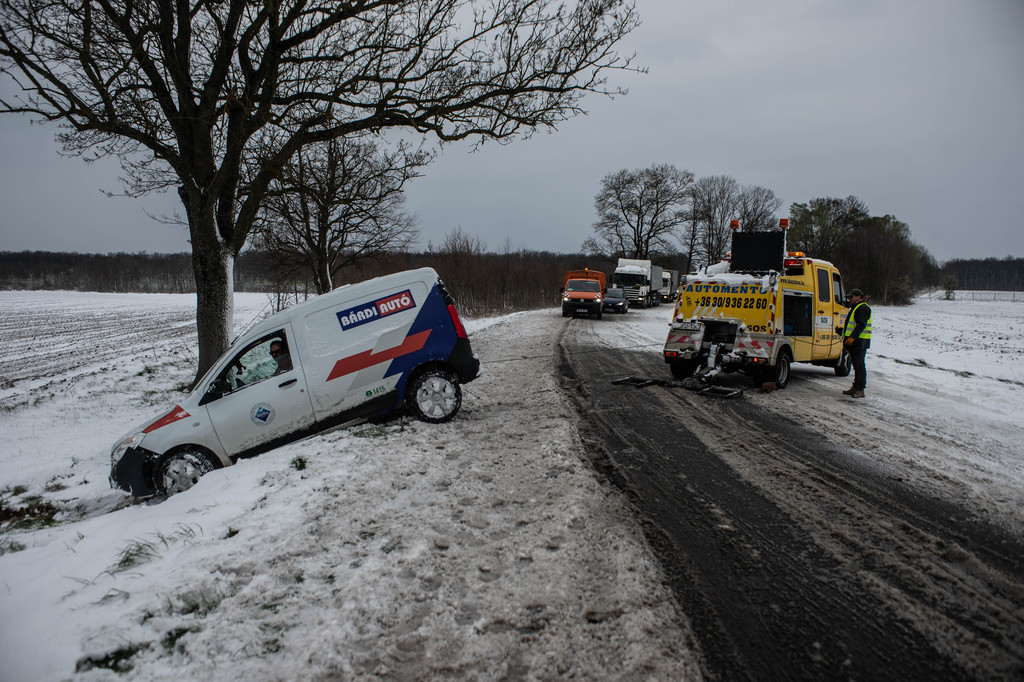 Több baleset is történt a lábodi úton a hóátfúvás miatt (9 / 8. kép)