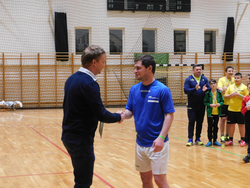 Orsós Gábor, a torna legjobb játékosa a díjat Claessens Pétertől, a cég vezérigazgatójától vehette át (15 / 9. kép)