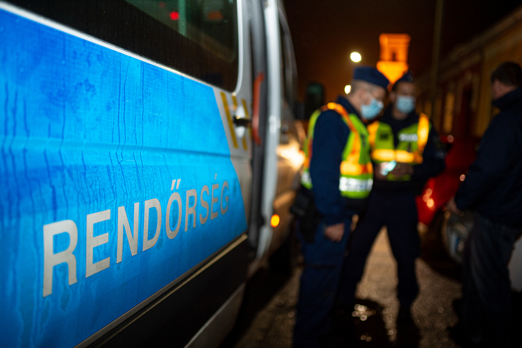 Rendőrségi ellenőrzés a kijárási tilalom első estéjén Nagyatádon. Fotók: Röhrig Dániel (10 / 10. kép)
