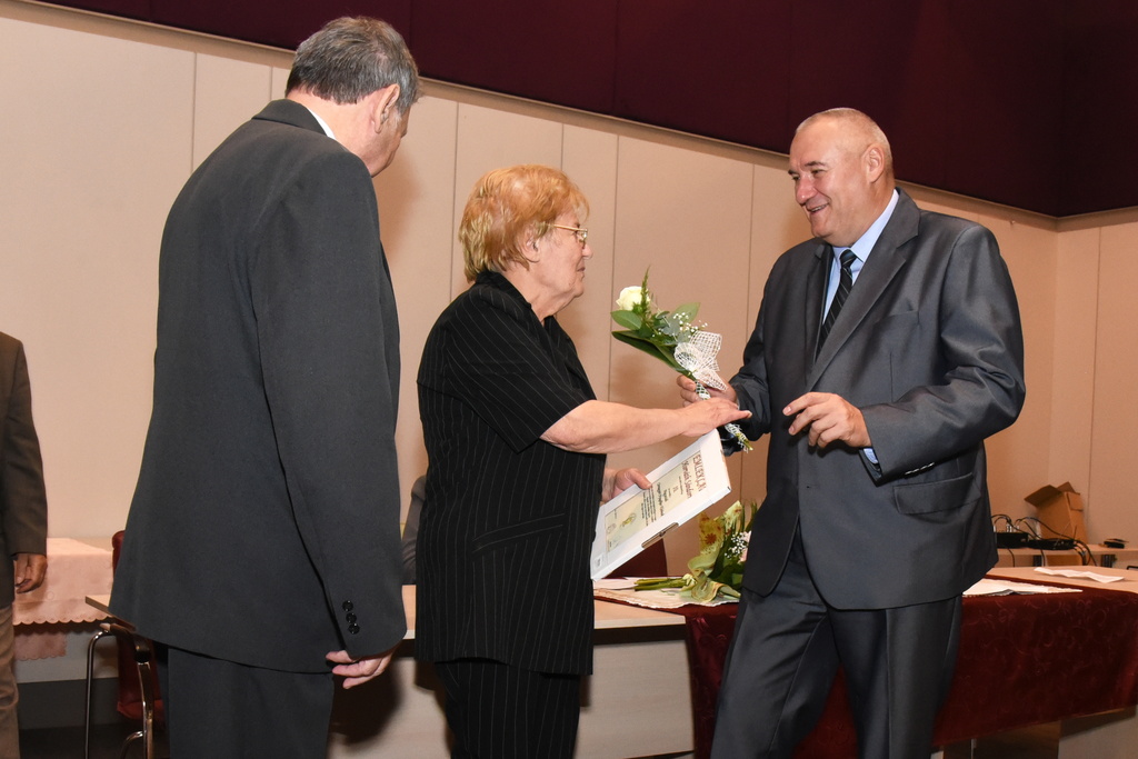 A nyugdíjasokét végzett munkájukért kaptak elismeréseket (9 / 5. kép)
