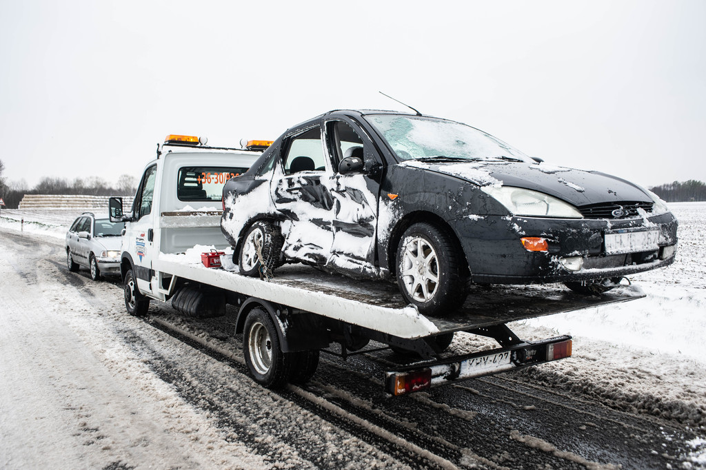 Több baleset is történt a lábodi úton a hóátfúvás miatt (9 / 9. kép)