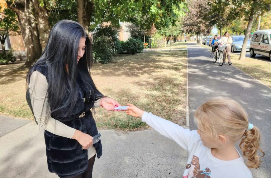 Mosolyokat vittek magukkal a városba a Csillagszem óvodásai