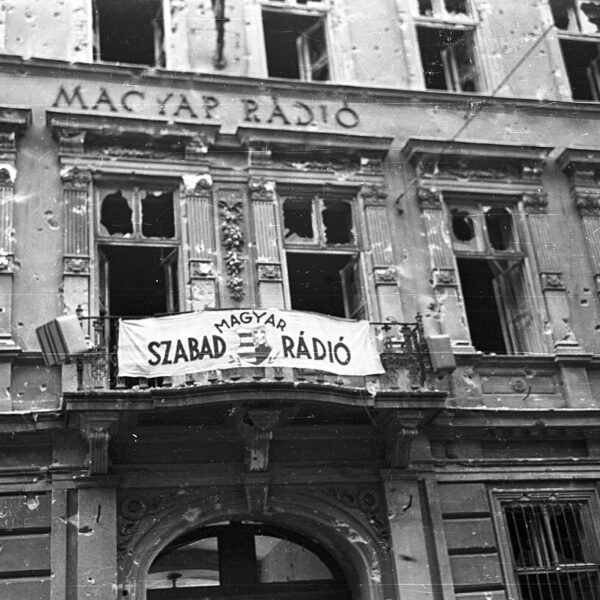 Hallgasson bele 1956 rádióadásaiba!
