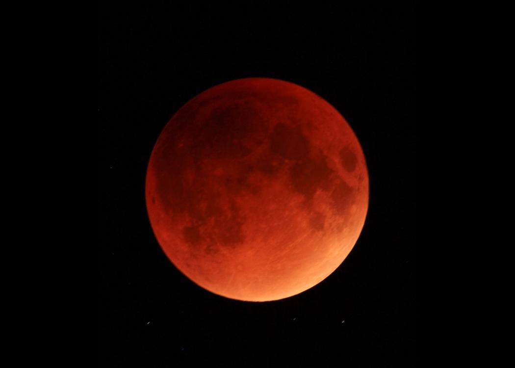 A föld árnyékának pereme vetül a Holdra, vörös színárnyalatot okozva