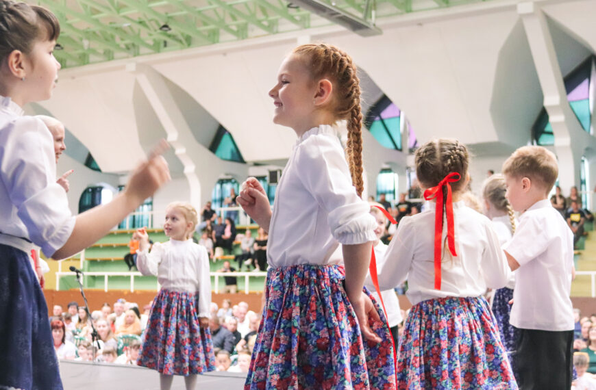 Pörgő szoknyák, csillogó szemek és vastaps: néptáncgálát tartottak a nagyatádi ovisok